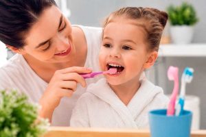 cómo cepillar los dientes a un niño